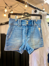 Load image into Gallery viewer, Light Wash Front Patch Pocket Shorts