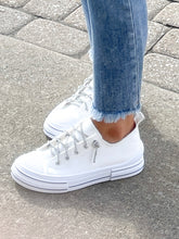 Load image into Gallery viewer, Medium Wash Mid Rise Fray Bottom Crop Jeans