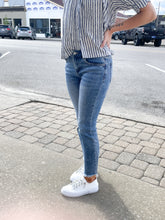 Load image into Gallery viewer, Medium Wash Mid Rise Fray Bottom Crop Jeans