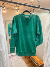 Load image into Gallery viewer, Kelly Green Acid Wash Pullover With Pockets