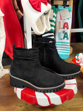 Load image into Gallery viewer, Black Flex Sole Boots